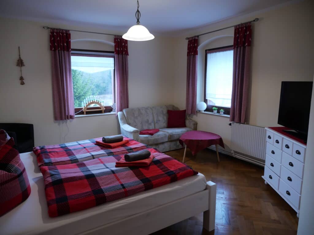 Ferienwohnung 2: Wohnraum mit Doppelbett