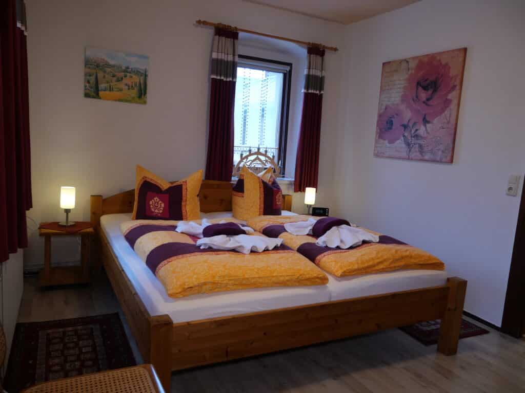 Ferienwohnung 1: Schlafbereich mit Doppelbett