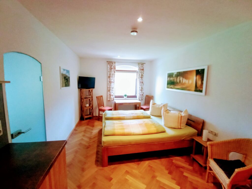 Suite: Wohnraum mit Doppelbett
