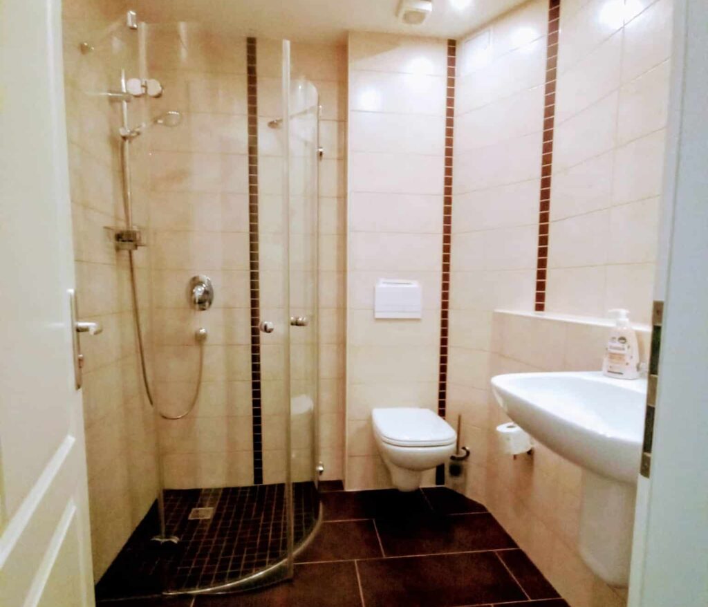 Ferienwohnung 2: Badezimmer mit Dusche